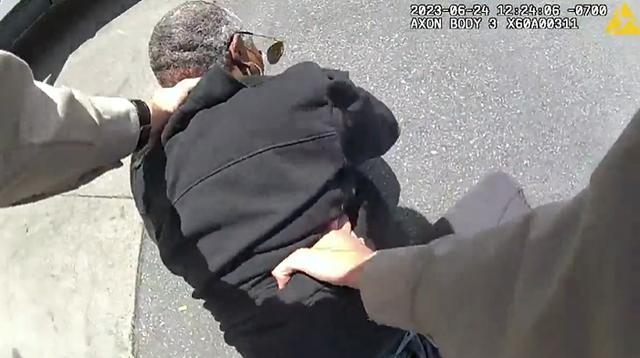 美国警察将黑人女子按倒 并向她喷射胡椒喷雾引发当地民众不满