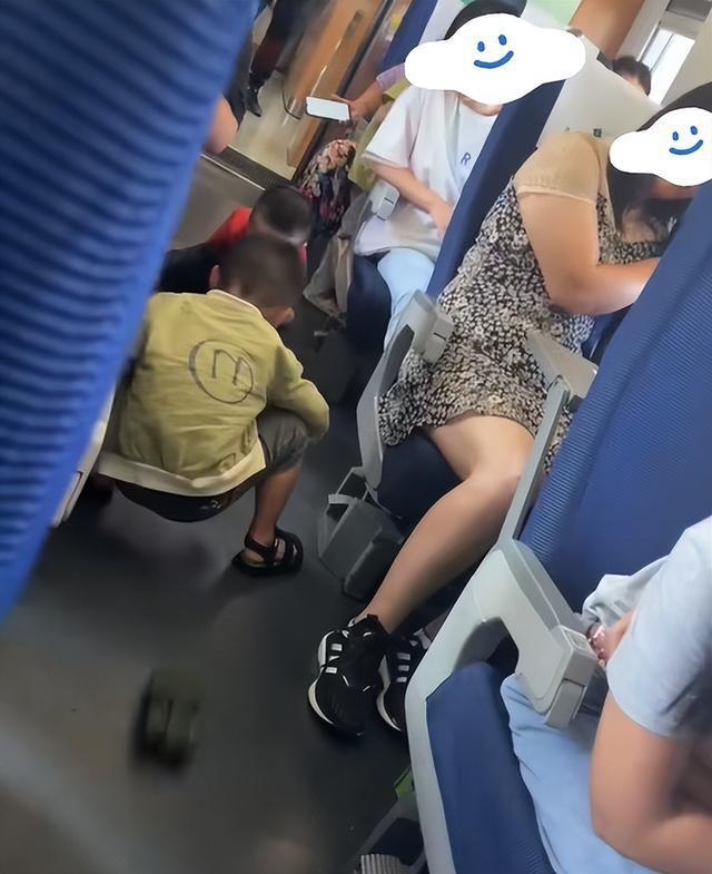 阿怡谈在高铁制止熊孩子 网红大吼道：我真的生气了