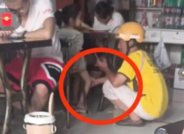 网曝外卖员偷摸女孩大腿 自称给小女孩放松没有任何不良动机