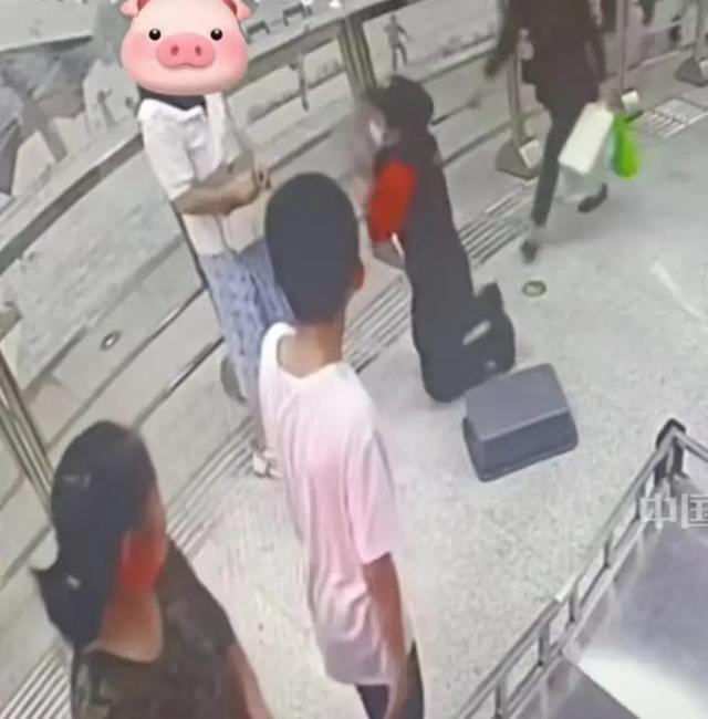女子拒检查卡包安检员被迫下跪 地铁公司：将加强安检政策宣传