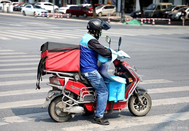 小孩突然跑出被骑手撞倒，现场一片混乱