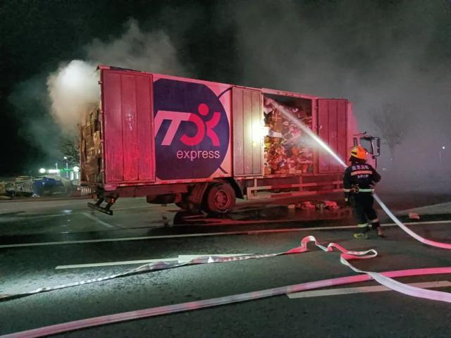 货车起火1万件快递被毁 您的快递也许再也收不到
