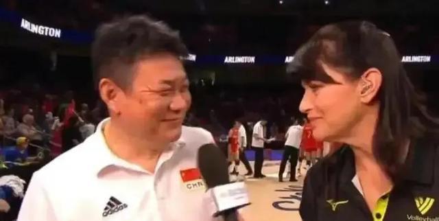 女排赢球晋级，蔡斌拥抱李盈莹笑得非常开