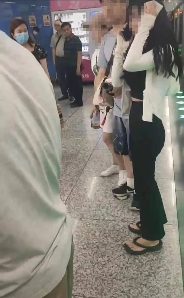 地铁被拍打女生已报警 目击者称愿为重庆地铁被打女孩作证