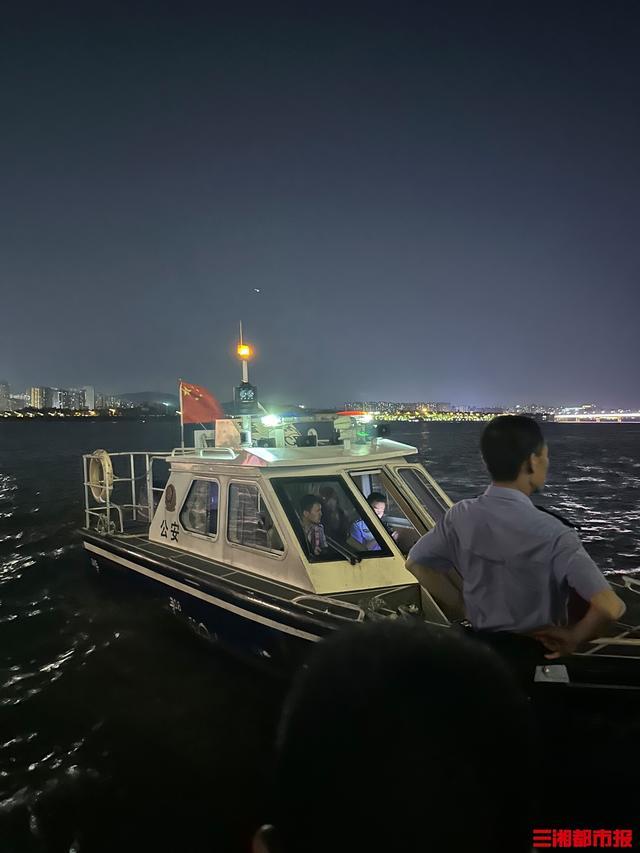 父亲带娃游泳孩子失踪 呼救后失联。目前，水警、消防等部门仍在现场救援。