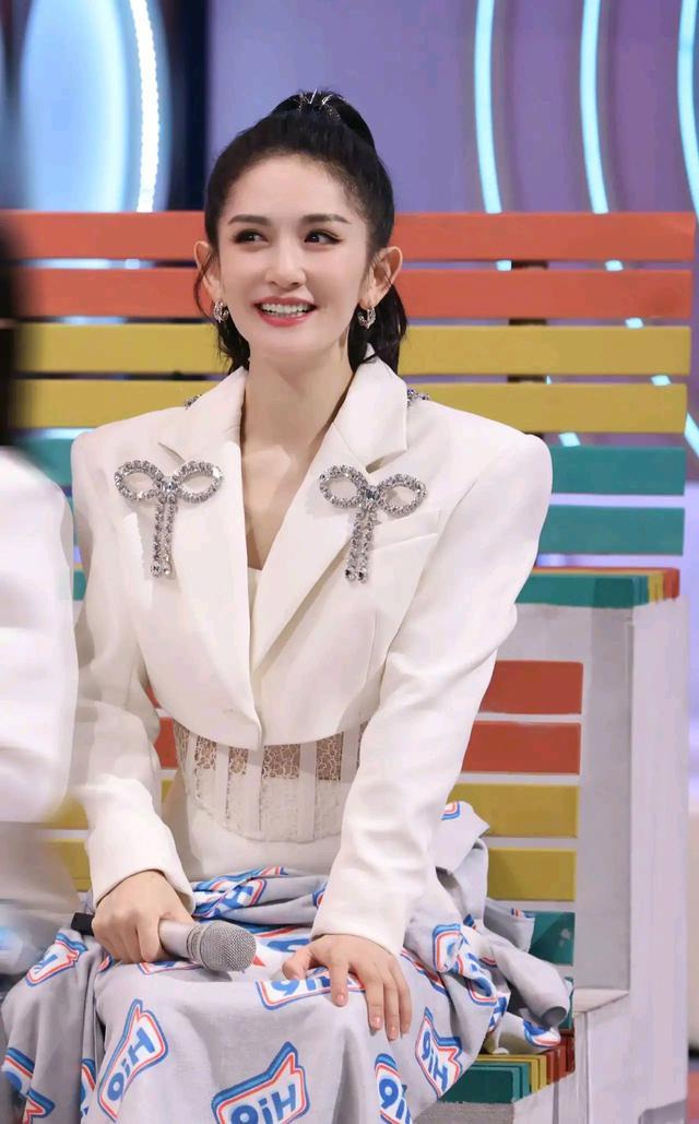 何炅谢娜再度同框录节目 哭着拥抱仿佛回到快乐大本营