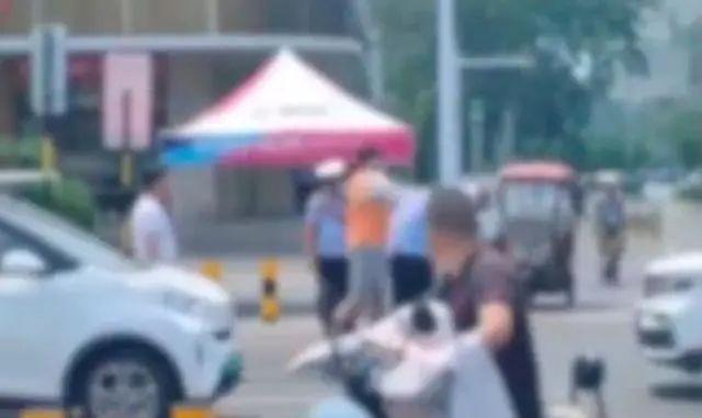 男子当街殴打交警执勤人员 现已被立案调查