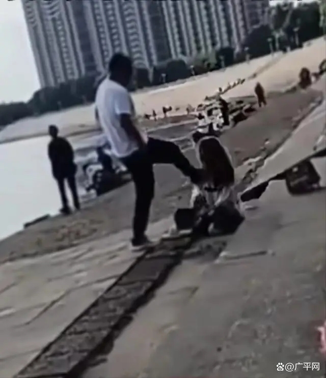女孩被姥姥数落后跳河 获救后父亲赶来当场就踹了她一脚