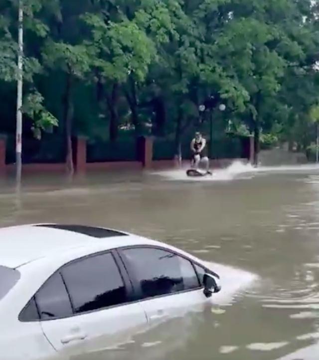 男子回应暴雨后冲浪上班：我是专业冲浪运动员，所以不存在危险