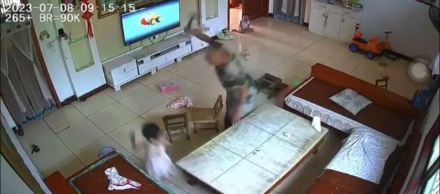 警方通报一老人追砍小孩：伤人者已被检察机关批准逮捕