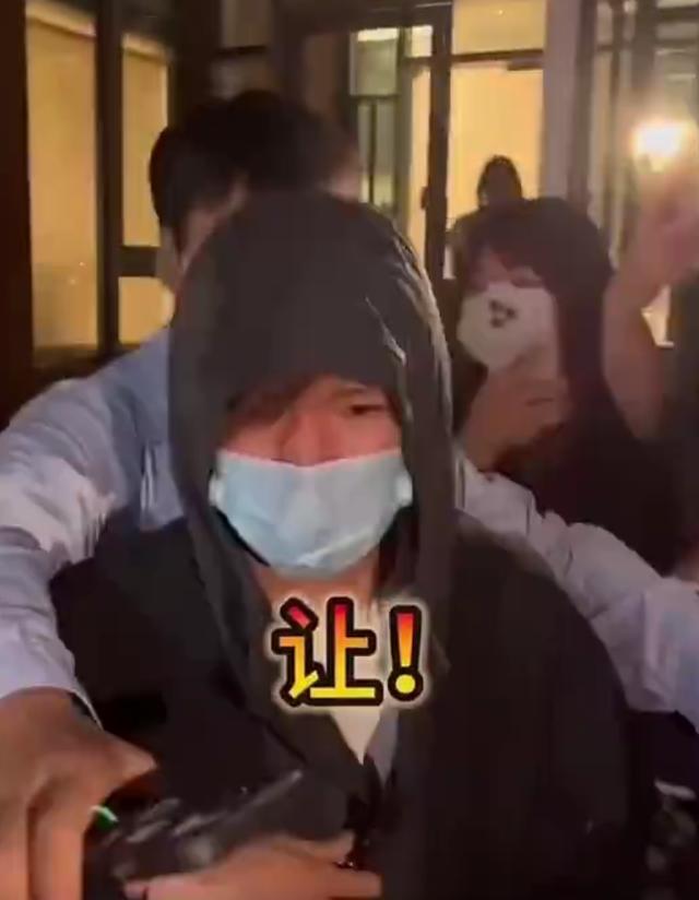 王源对私生说让让让让 网友:不是王源粉丝,都是别家私生,王源对粉丝非常好