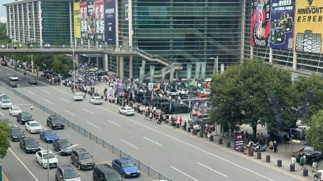 奥迪路上漂移失控撞护栏，GT Show官方通报：系社会车辆