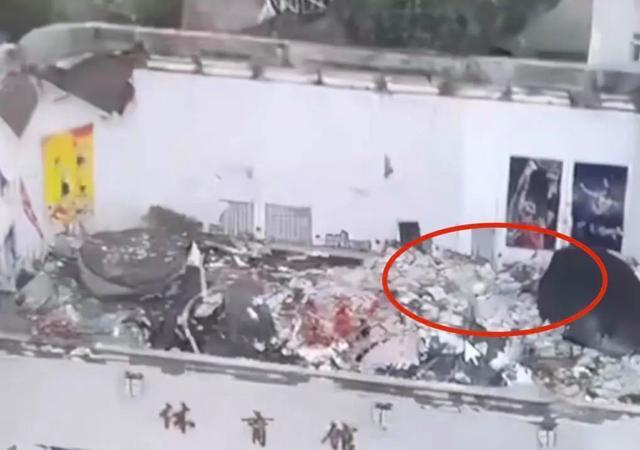  齐齐哈尔坍塌体育馆楼顶曾堆大量材料，画面披露！