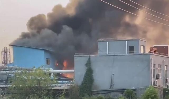 菏泽化工厂火灾 目前大火已经被扑灭