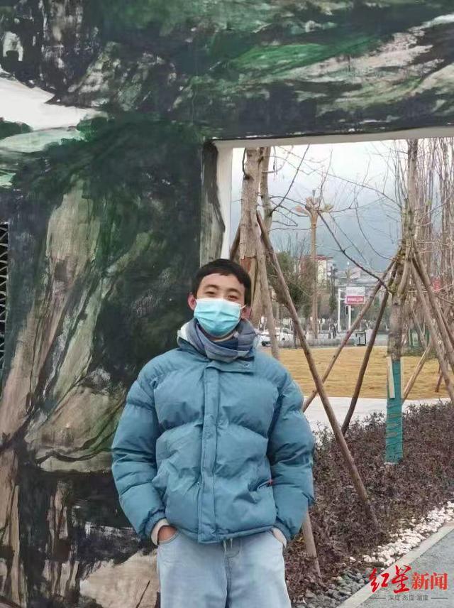 四川凉山一名男生被北京大学录取，收到录取通知书前在地里割猪草 扯豆子