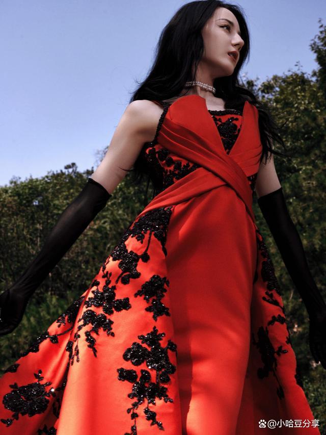 迪丽热巴火焰裙 将传统与现代完美融合展现出独特的美感