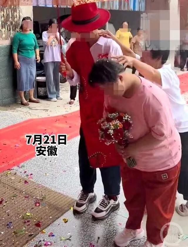 安徽一对精神智力障碍男女被按头拜堂 网友：给无法自理的人被强加责任和负担甚至可能影响下一代是最恶毒的假善