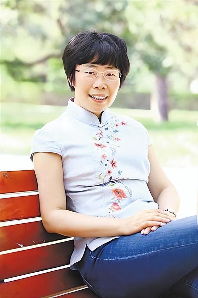 北大女博士48岁不婚被问最想嫁给谁一说出口引得哄堂大笑背后的原因