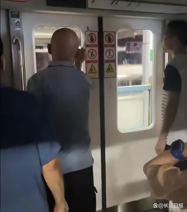 地铁故障乘客被困中暑 一位大爷砸车窗玻璃换气引发乘客一阵欢呼声