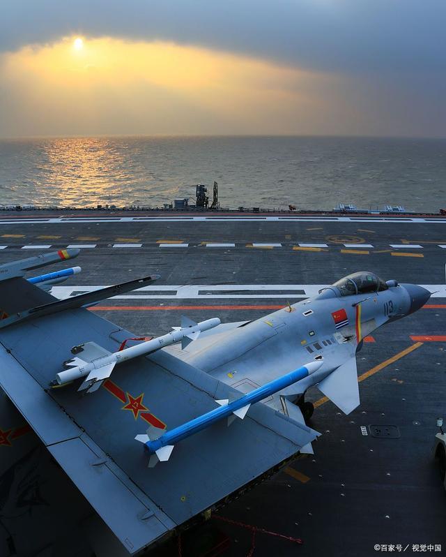山东舰穿越台湾海峡画面首次公开 遭遇外机歼15起飞