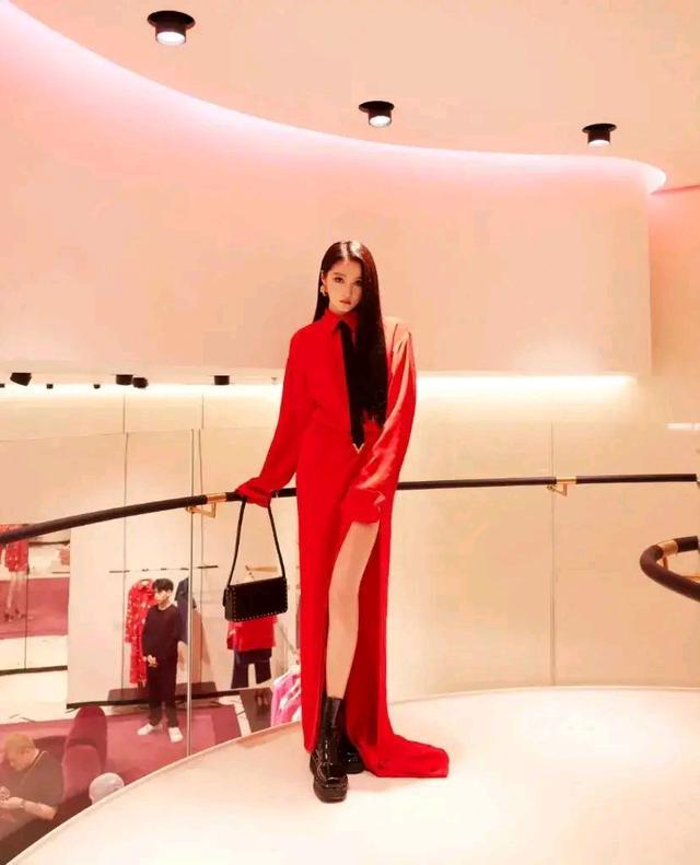 关晓彤衬衫裙造型绝了：鲜艳红色高开叉秀性感长腿！