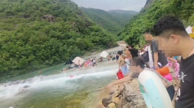 官方回应广东某景区有人被洪水冲走：非景区景点，汛期河道入口上锁