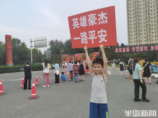 河南救援队陆续撤离涿州 当地市民自发聚集送别英雄