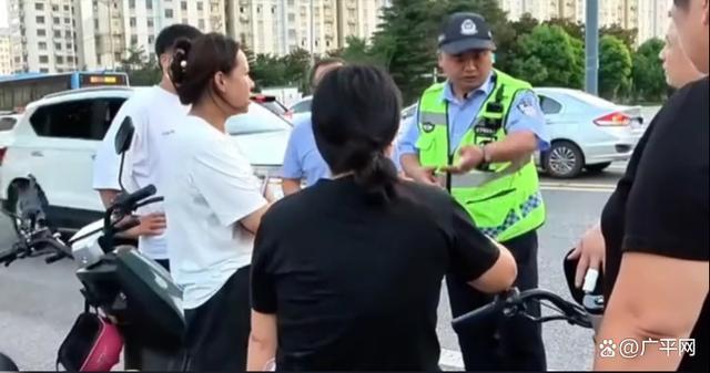 媒体谈女子横穿马路被撞 弱势群体更要守交规！
