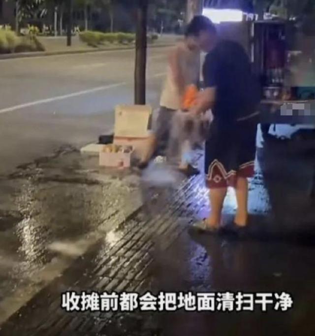 夫妻卖完烧烤用洗衣粉给地去油 网友：如此注重清洁，食品卫生也一定不会马虎