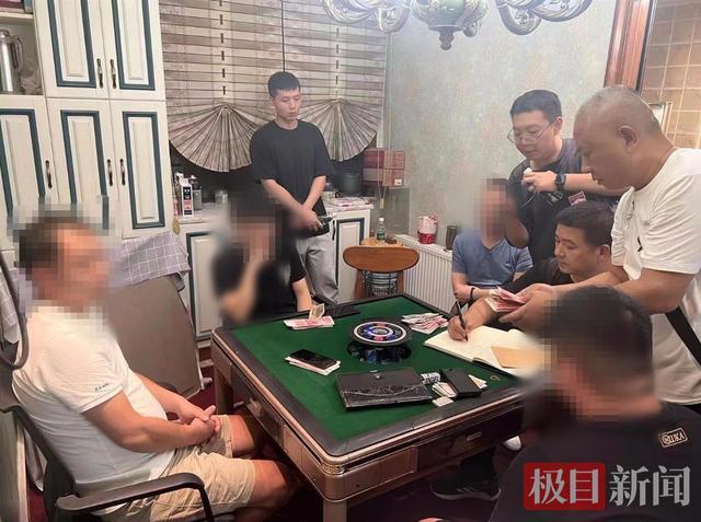 警方拘留49名黄赌人员：警察，别动！蹲下双手抱头