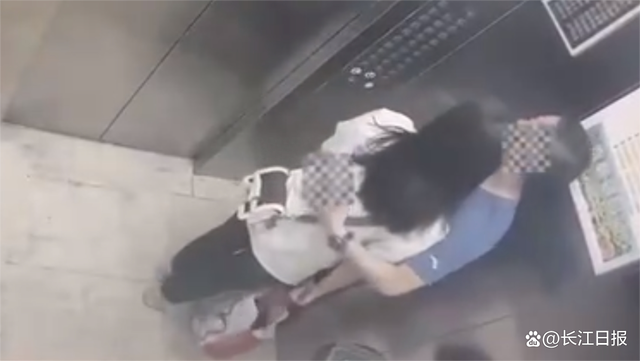 重庆一小学男老师与学生母亲电梯搂抱 女子婆婆：两人相差20岁，老师是孩子班主任