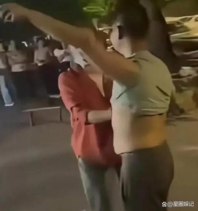 48岁教师和28岁家长同居，电梯里搂抱，多段亲密曝光！当事教师回应：侵犯我隐私权