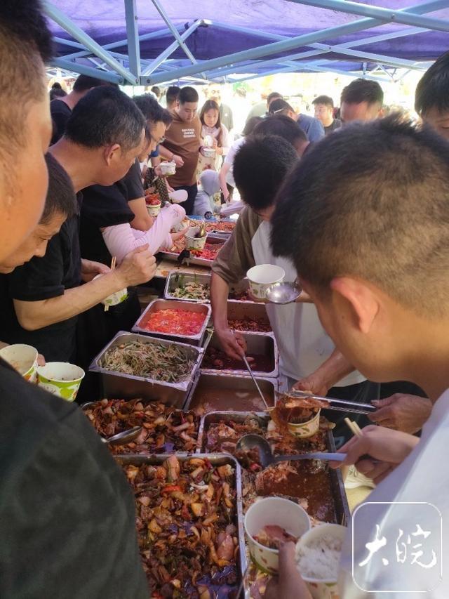 合肥“10元吃30多样菜”宣布暂时关门 2