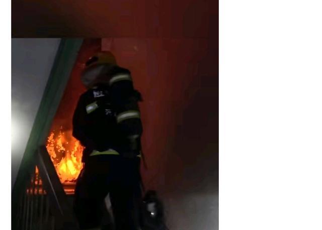 男子乱丢烟头烧了自己家 醉酒后未熄灭的烟头引燃衣服