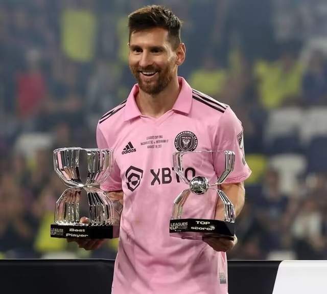 梅西被队友们高高抛起7场10球带领球队拿到冠军