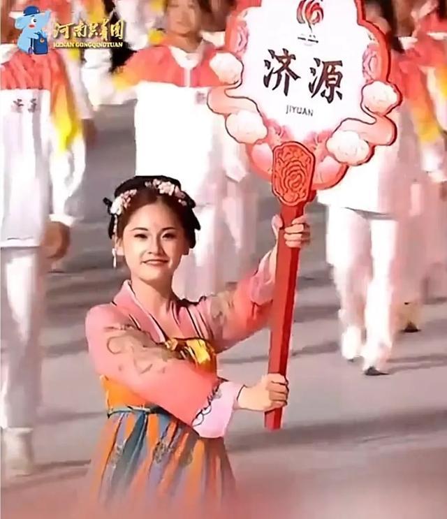 河南省运会举牌女孩大脸盘获赞端庄大气自信