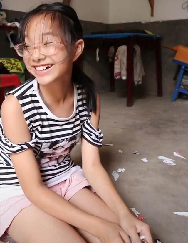 女孩暑假作业被狗子咬碎 不能痛快玩耍，没想到家里的狗狗来了个“神助攻”