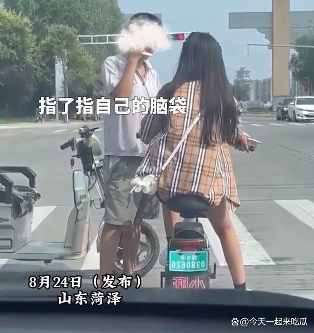男子当街拦女子索要袜子 拿到袜子后将其凑到鼻子上猛烈吸气
