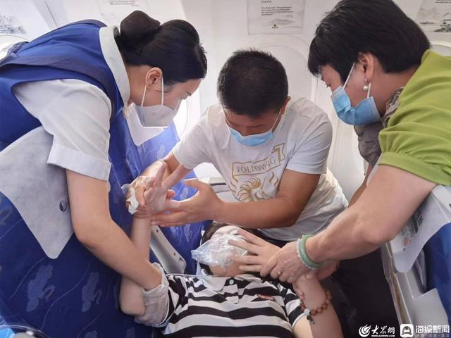 女孩坐飞机晕厥医护施救 航班紧急备降26分钟内多架飞机避让