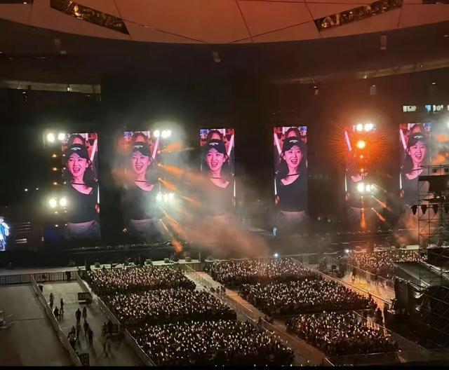 张杰北京演唱会嗨翻天明星齐聚成蹦迪现场，网友：内娱团建现场