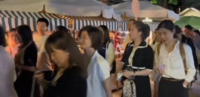 何超琼：逛天津夜市被广场舞大妈抢镜很尴尬，原来她在天津人气差