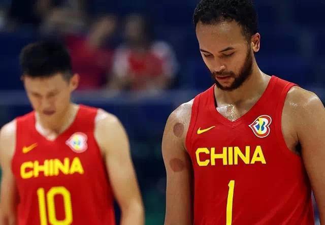 姚明赛后独坐观众席 脸上难掩失望之情