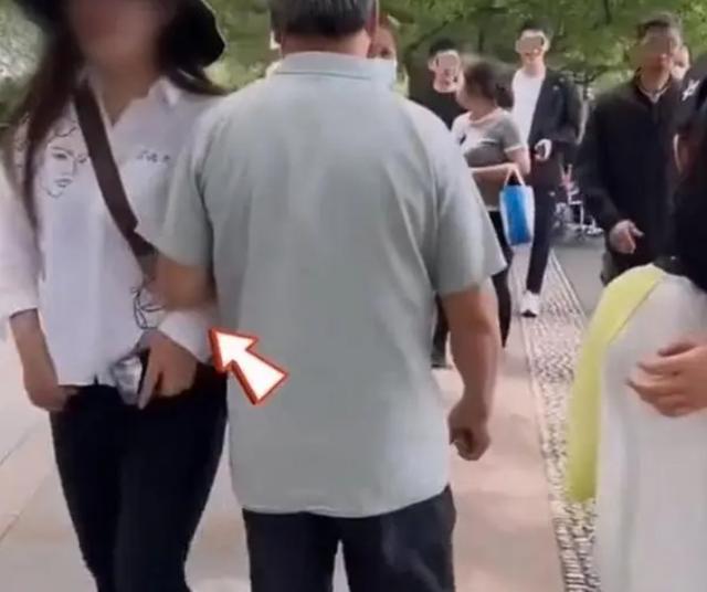 女子逛西湖遭大叔偷拍 查看手机相册发现更多问题