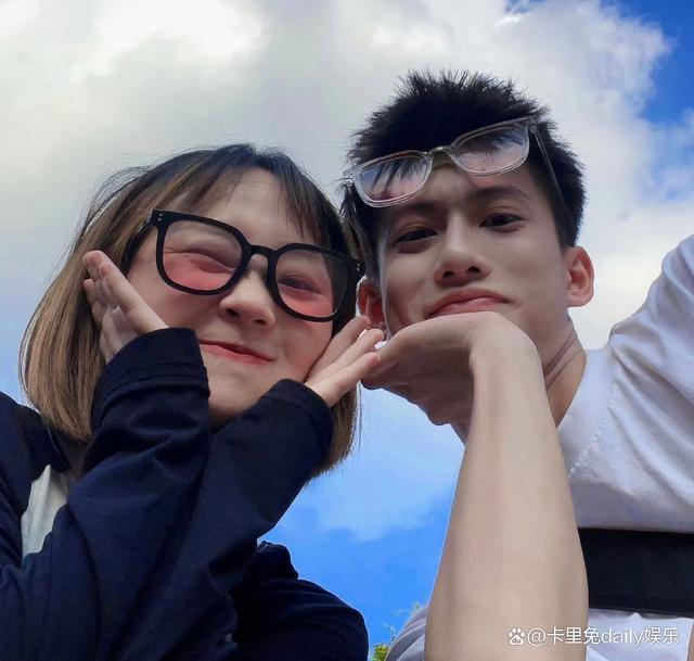 高泽宇正式向丸子求婚 祝愿这一对网红情侣能够如他们所愿,长长久久