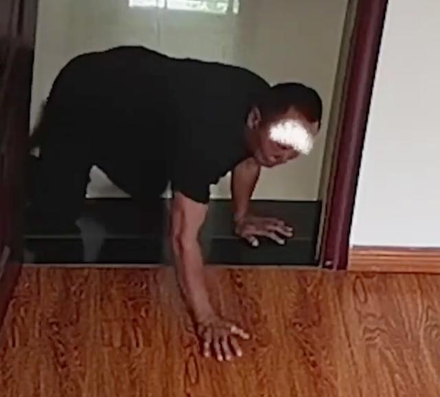 被告拒绝赔偿三万余元，现场装疯跪地爬行