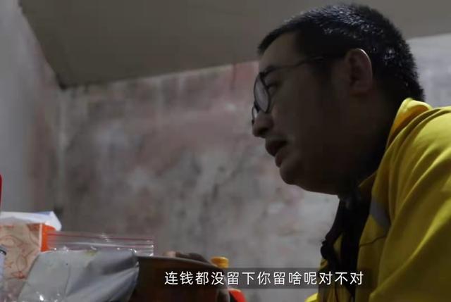 外卖小哥背1岁孩子送餐：不敢交给孩子妈妈