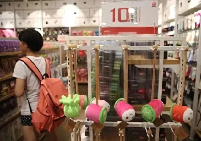年轻人迷上十元店，价格亲民性价比较高的消费方式