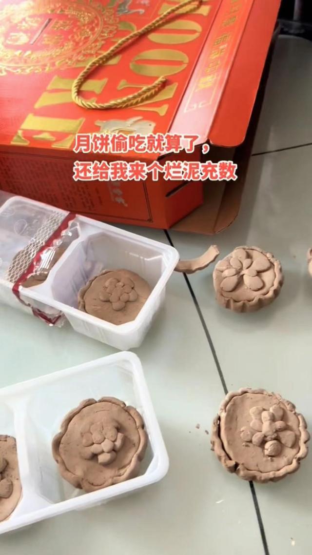 男孩偷吃月饼捏泥巴凑数 妈妈：幸亏没拿走送人