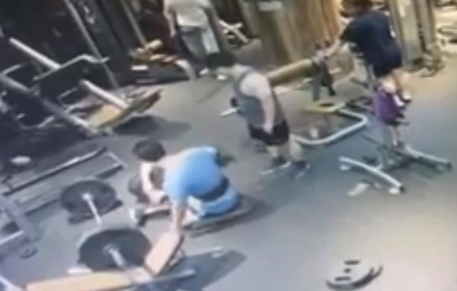 男子练举重把旁人砸骨折 涉事健身馆：目前正在协商处理此事