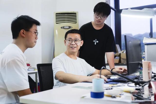21岁专科毕业生拒绝当副教授：在家乡发展，为家乡做贡献